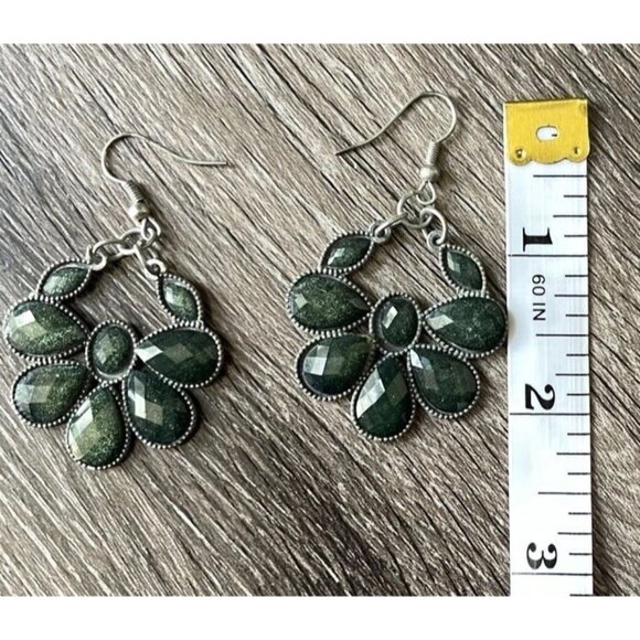 Vintage Green Earrings Pedal Floral Plant Silver Green Boho Western Style - Picture 4 of 6